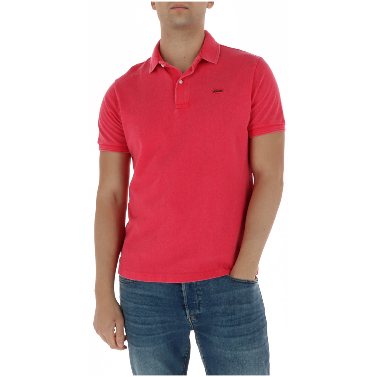 Front view of the fuchsia polo shirt with short sleeves and collar on a white background